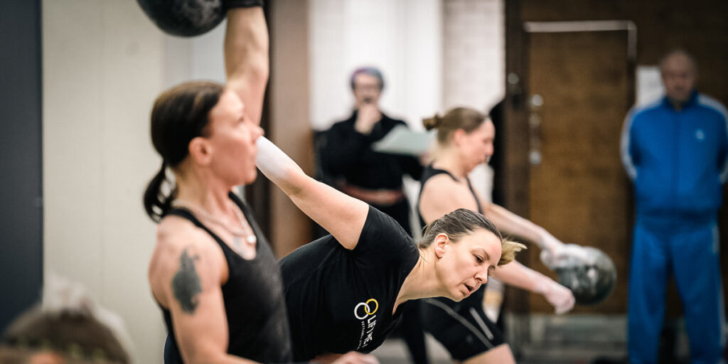 Naiset tempaamassa SM-kisoissa 2025 Mestaruussarjassa 24kg:n kuulilla