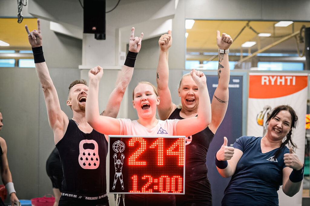 Urheilijat iloitsevat suorituksestaan