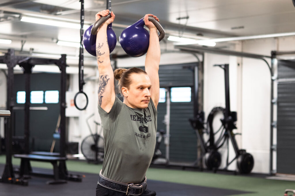 Työntö-harjoittelu meneillään 20kg:n violeteilla kuulilla