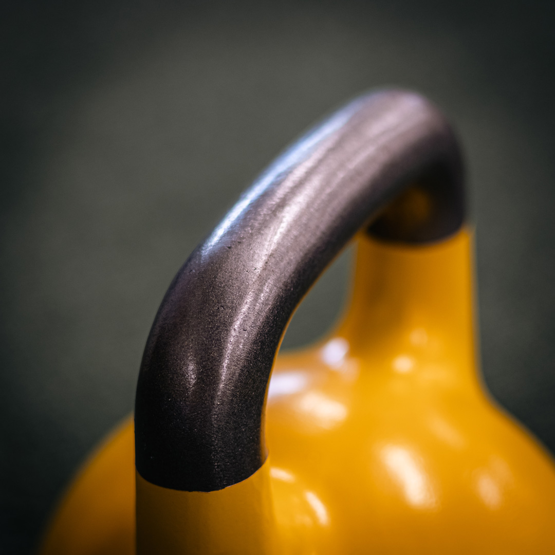 Vastus-kahvakuulan kahva on maalamatonta terästä